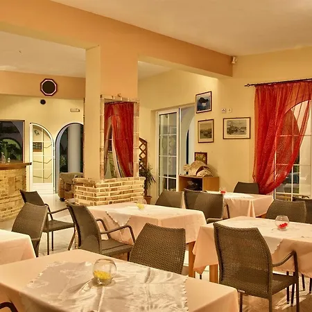 Ξενοδοχείο με διαμερίσματα Kyprianos Κερί